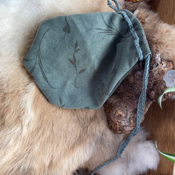 Upcycled handcrafted carry pouch Druid Celtic amulet - Picture 5 of 10